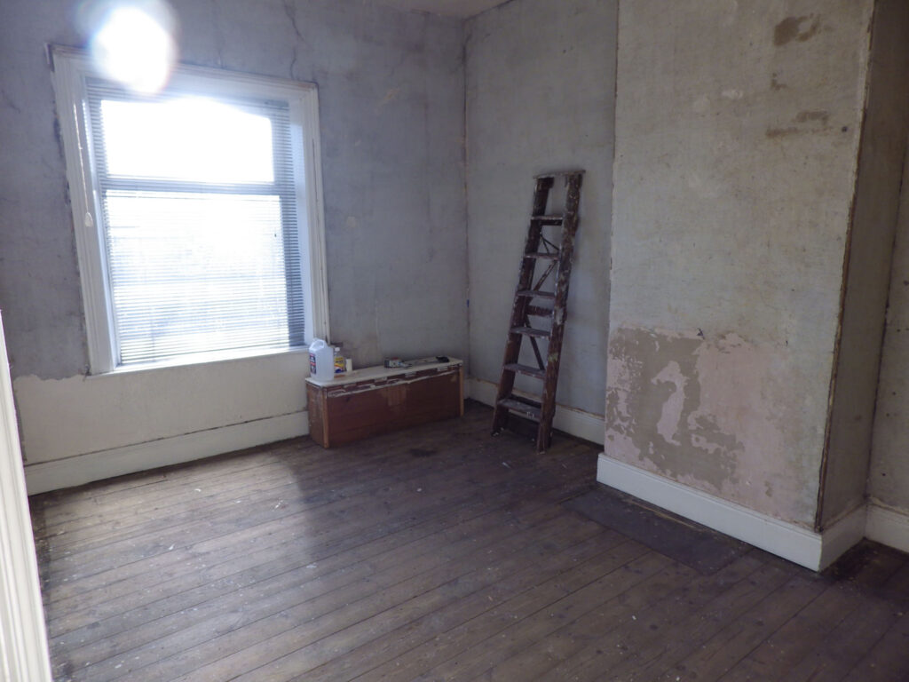 Front Bedroom Pre-Decoration